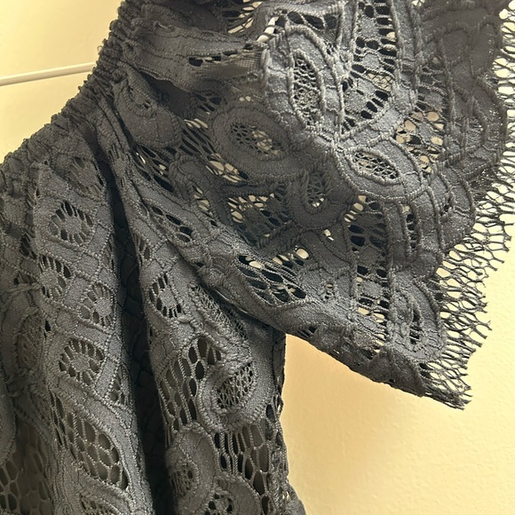 Lace over shoulder top - Picture 4 of 6